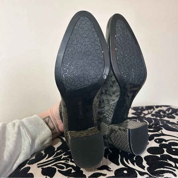 Calvin Klein Fiorrana Snake Print Ankle Heeled Booties 8.5 - Picture 4 of 7